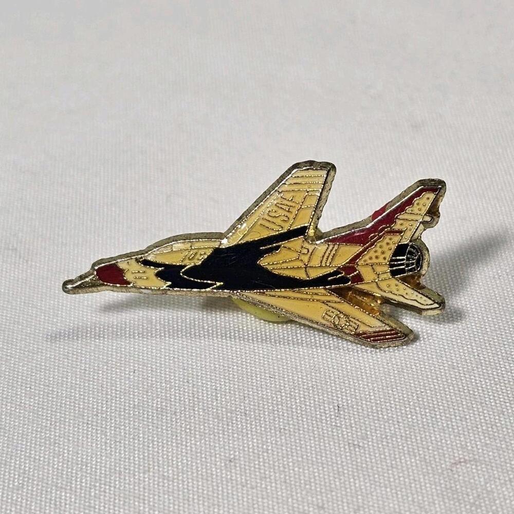 Vintage US USAF Air Force F-100C Fighter Jet Aircraft Super Sabre Lapel Hat Pin